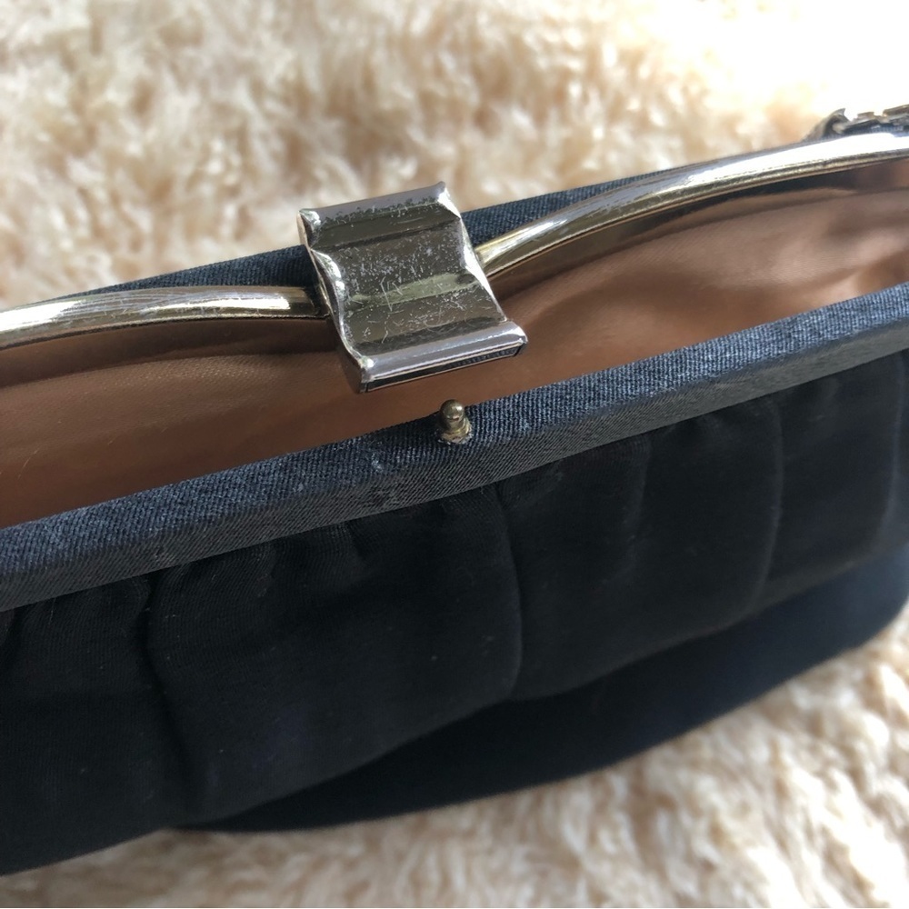 Vintage 1960’s Small black evening handbag w/sliver chain & gold kiss lock clasp - Picture 5 of 10